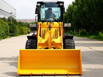 Quelle est la différence entre une chargeuse sur pneus et une rétrocaveuse ?